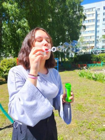 Что нужно для идеального летнего дня? Тёплое солнце, звонкий детский смех и... сотни переливающихся мыльных пузырей!