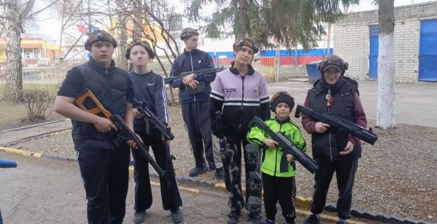Прошла настоящая боевая операция — военизированная игра в лазертаг, приуроченная ко Дню ветеранов органов внутренних дел.