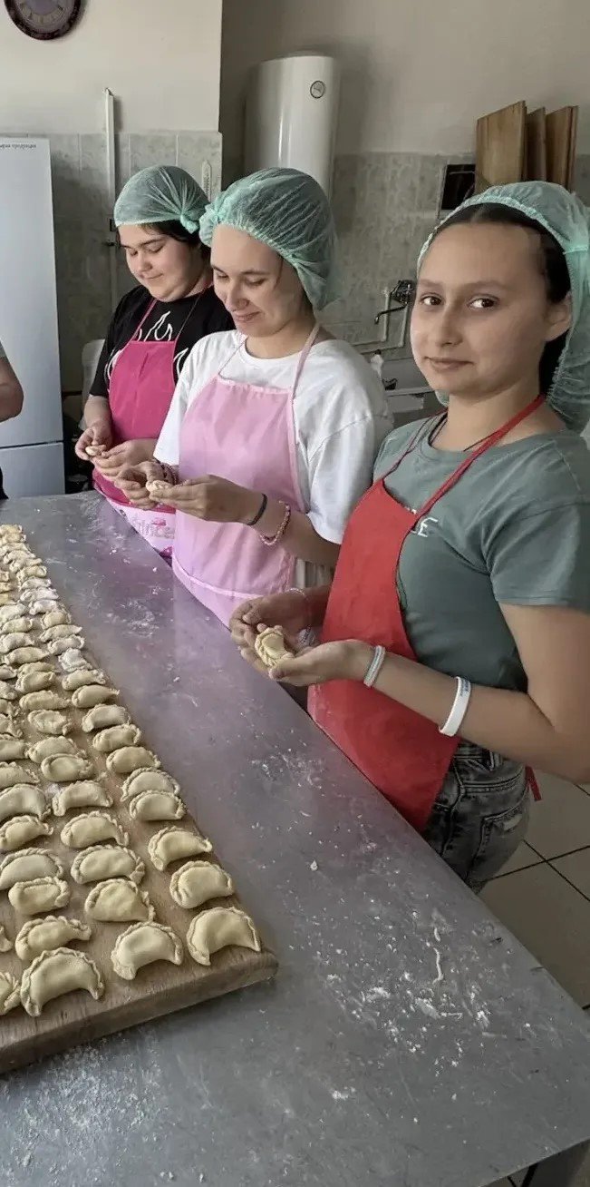 Мастер-класс «Душевные вареники с картошкой».      Атмосфера напоминала большую семейную кухню: тепло, уютно и очень вкусно. Девочки месили тесто, готовили начинку и с улыбкой лепили свои первые вареники.