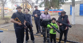 Прошла настоящая боевая операция — военизированная игра в лазертаг, приуроченная ко Дню ветеранов органов внутренних дел.