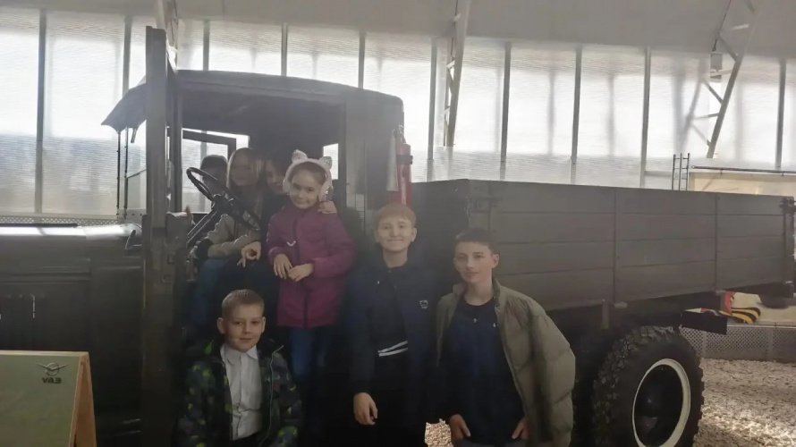А вы знали, что УАЗ выпускает не только знаменитую «буханку», но и современные внедорожники? Наши ребята теперь точно знают! 