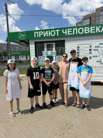 Воспитанники вместе с Администрацией Засвияжского района вновь посетили АНО «Приют человека», где с радостью потрудились в качестве волонтёров.
