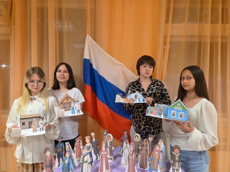 В честь Года единства народов России провели познавательный мастер-класс. Как выглядит дом в тундре, в горах и в лесу? Теперь воспитанники знают ответ!