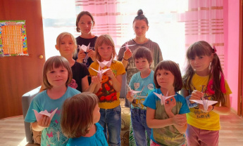 🕊️В процессе изготовления из бумаги японского журавлика - символа мира наши ребята познакомились с праздником "Международным Днём Мира"