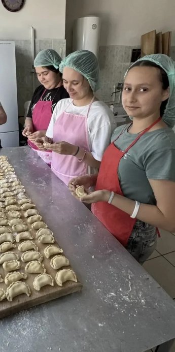 Мастер-класс «Душевные вареники с картошкой».      Атмосфера напоминала большую семейную кухню: тепло, уютно и очень вкусно. Девочки месили тесто, готовили начинку и с улыбкой лепили свои первые вареники.