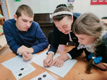 Воспитанники Центра совершили увлекательную экскурсию в Ульяновскую социальную библиотеку для слепых, где познакомились с уникальными ресурсами и возможностями, которые предоставляет данное учреждение.