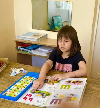 Обучение грамоте логопедом проходит поэтапно: «от звука к букве».